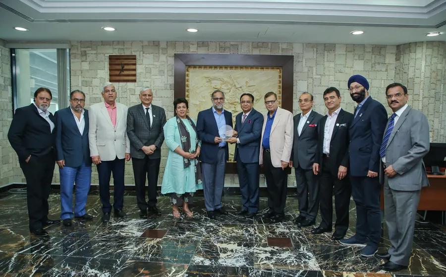 Presenting a memento to the visiting Ambassador of India, 2018